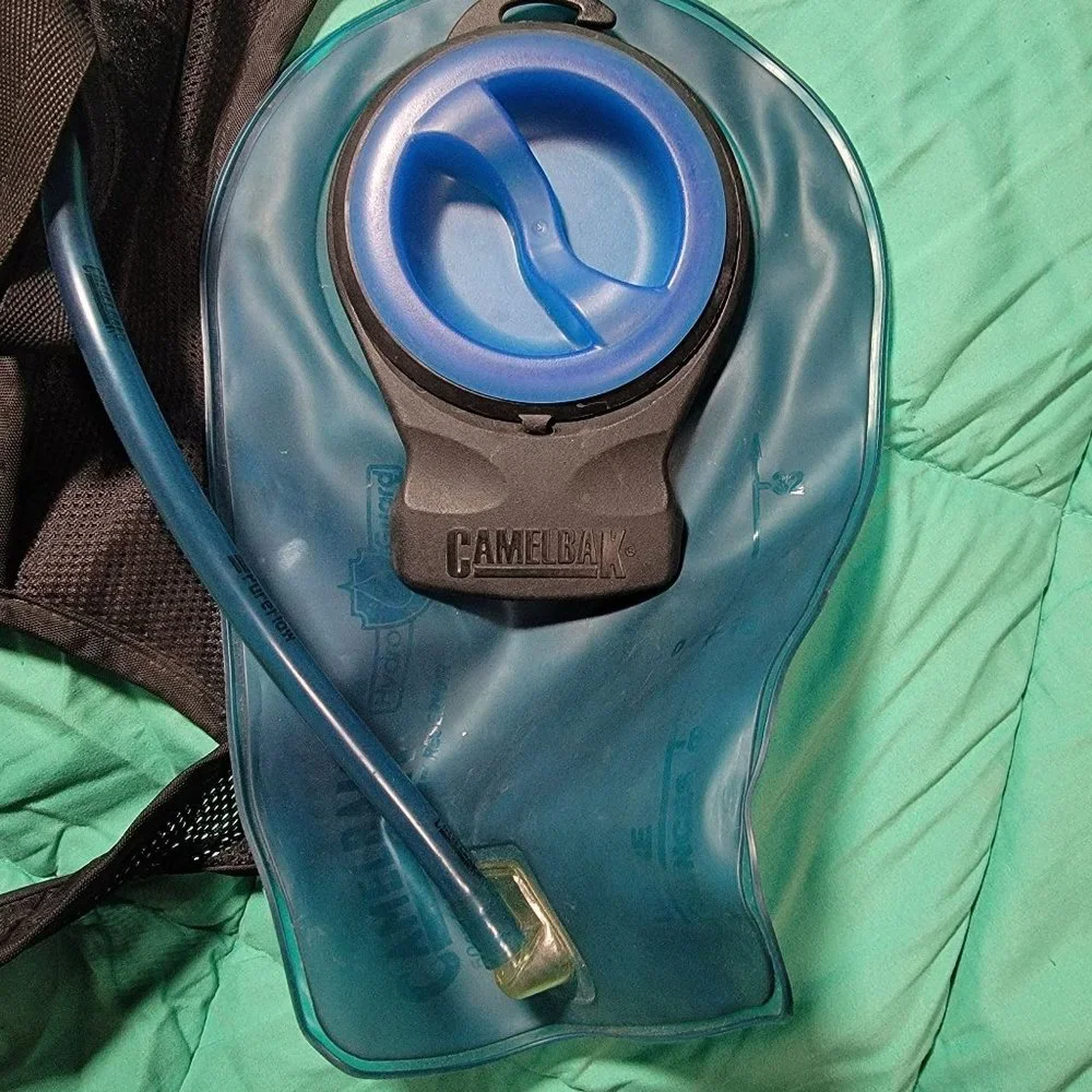Camelbak Hydrobak Light Hydration Hiking Backpack Black With 32 Oz Water Bladder